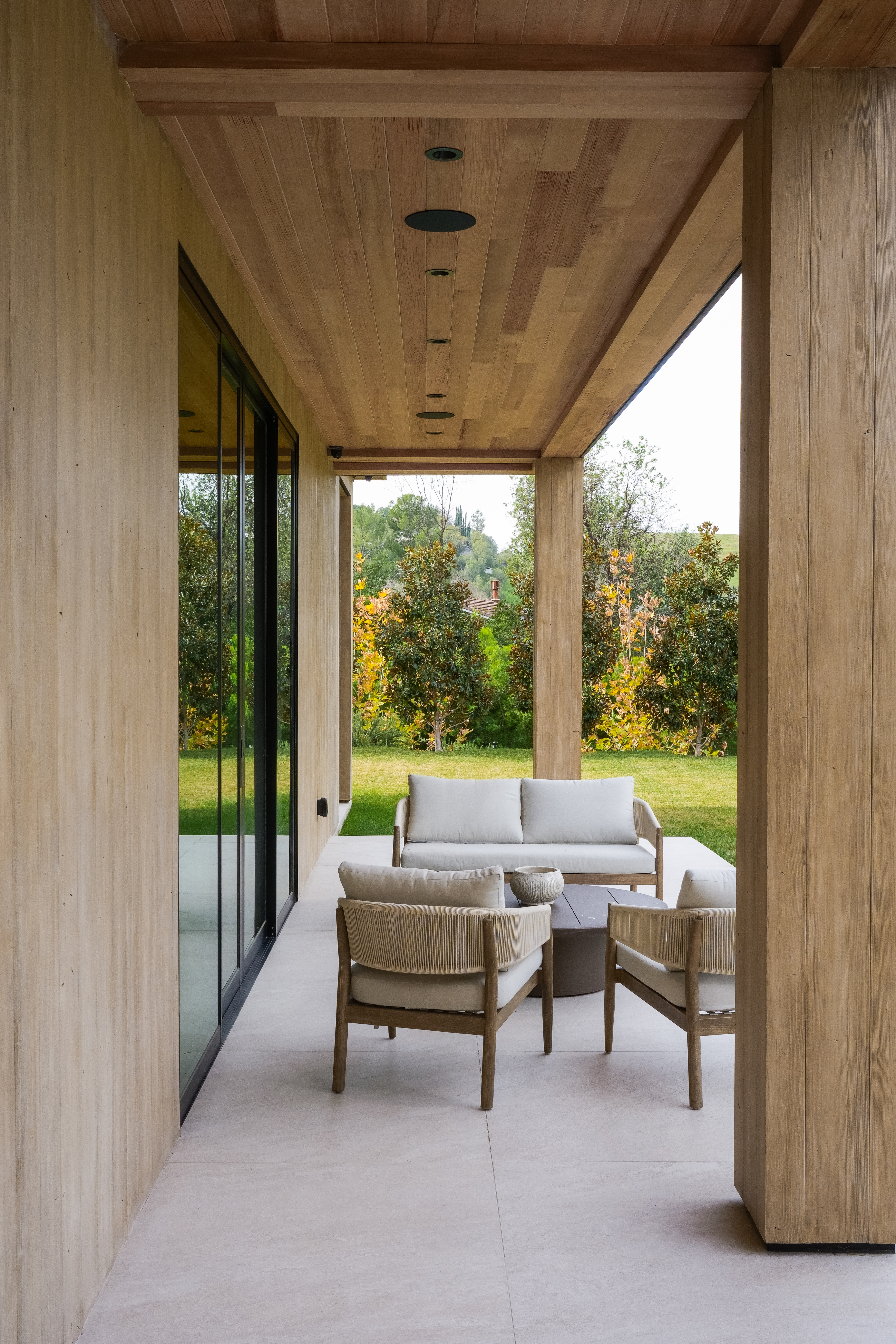 5831 Fitzpatrick — loggia lounge